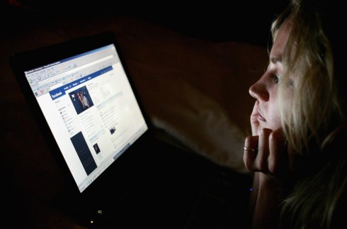 Una adolescente observa por la pantalla de su ordenador una página de Facebook. Fuente: Thegloss